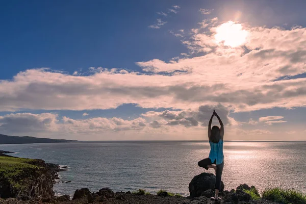 Kobieta Praktykująca Jogę Wybrzeżu Maui Hawaje — Zdjęcie stockowe