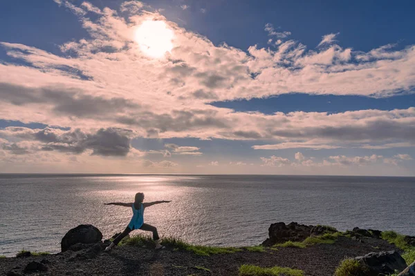 Maui Hawaii Sahilinde Yoga Yapan Bir Kadın — Stok fotoğraf