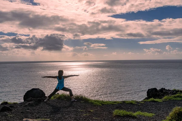 Жінка Яка Практикує Йогу Узбережжі Мауї Гаваї — стокове фото