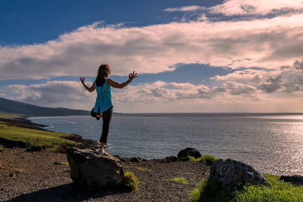 Maui Hawaii Sahilinde Yoga Yapan Bir Kadın — Stok fotoğraf