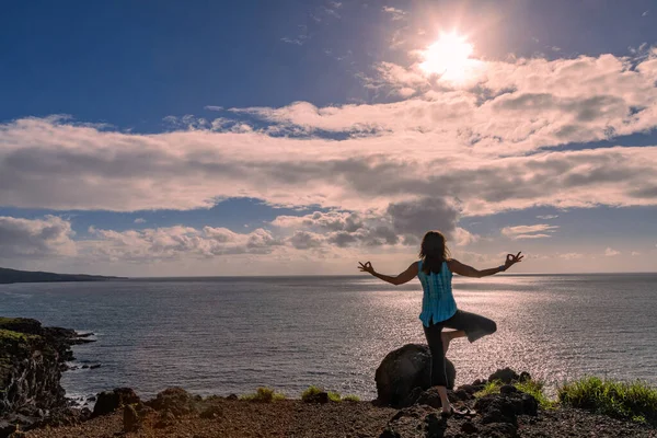 Maui Hawaii Sahilinde Yoga Yapan Bir Kadın — Stok fotoğraf