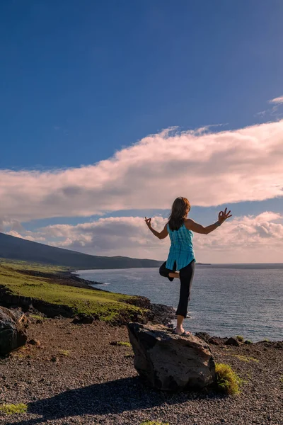 Una Mujer Practicando Yoga Costa Maui Hawaii —  Fotos de Stock