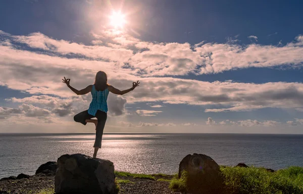 Kobieta Praktykująca Jogę Wybrzeżu Maui Hawaje — Zdjęcie stockowe