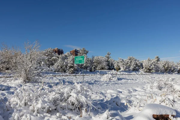 雪に覆われた冬のセドナ アリゾナの風景 — ストック写真