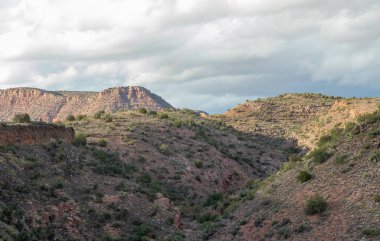 Arizona çölündeki Yukarı Verde nehri boyunca sonbaharda manzaralı bir manzara.
