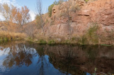Arizona çölündeki Yukarı Verde nehri boyunca sonbaharda manzaralı bir manzara.
