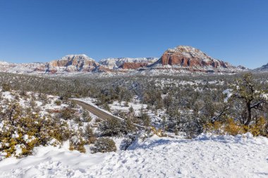 Sedona Arizona 'da kışın manzaralı bir kar manzarası.