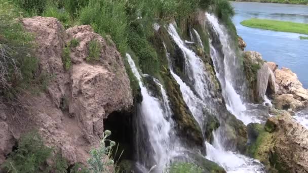 アイダホ州のスネーク川に沿って落下する滝の風景は — ストック動画