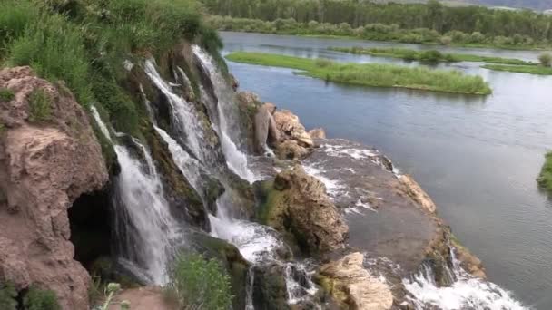 アイダホ州のスネーク川に沿って落下する滝の風景は — ストック動画
