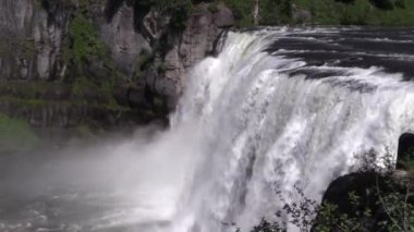 Snake River Idaho 'daki Yukarı Mesa Şelalesinin manzarası.