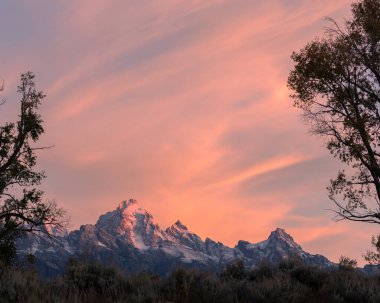 Sonbaharda tetonlarda manzaralı bir gündoğumu manzarası
