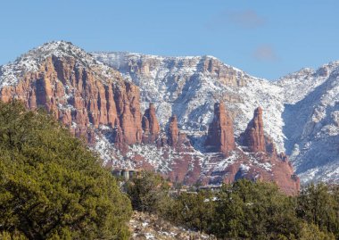 Sedona Arizona 'da kışın manzaralı bir kar manzarası.