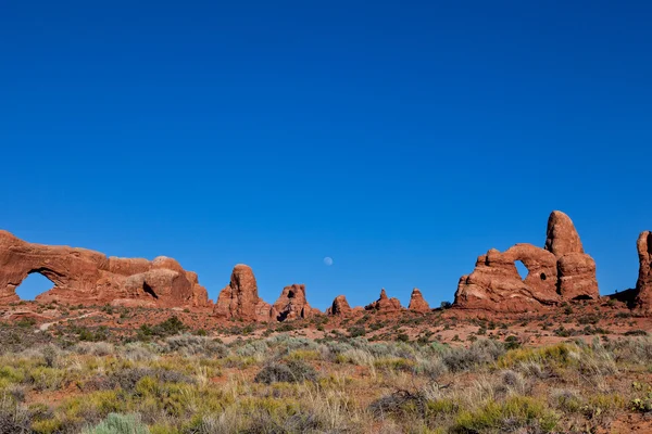 Luna nascente sopra arches NP. — Foto Stock