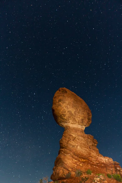 Arches rocheuses équilibrées N.P. la nuit — Photo