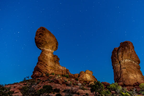 Arcos de rocha balanceados N.P. à noite — Fotografia de Stock