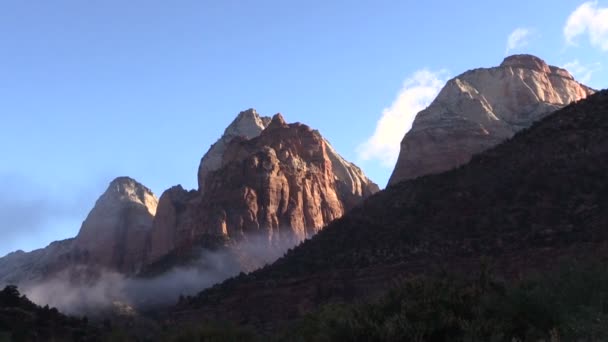 Salida del sol en las Torres de la Virgen Sion N.P. . — Vídeo de stock