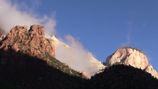 Nascer do sol nas torres da Virgem Sião N.P. . — Vídeo de Stock