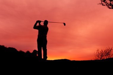 Gün batımı kontrast golfçü