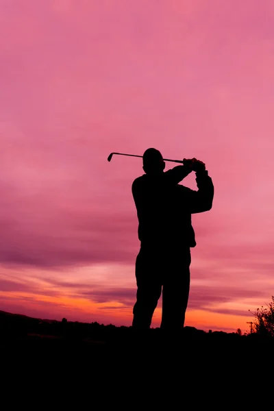 Golfista silhueta em por do sol — Fotografia de Stock