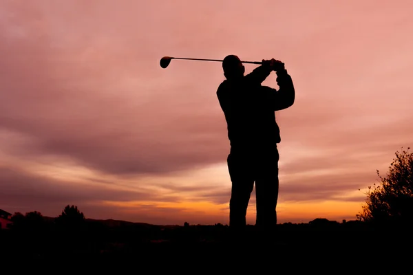 Golfista silhueta em por do sol — Fotografia de Stock