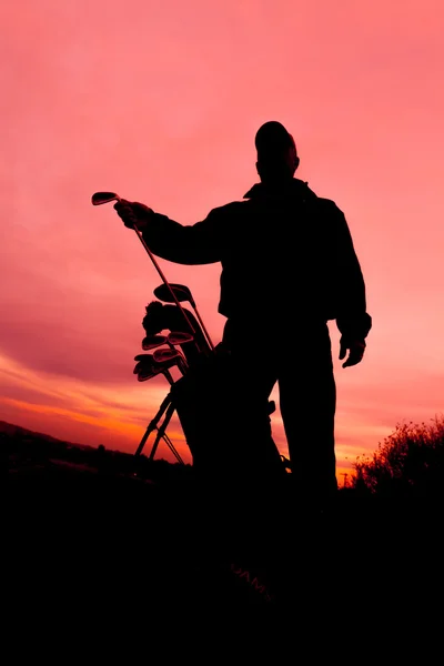 Golfista silueta en la puesta del sol — Foto de Stock