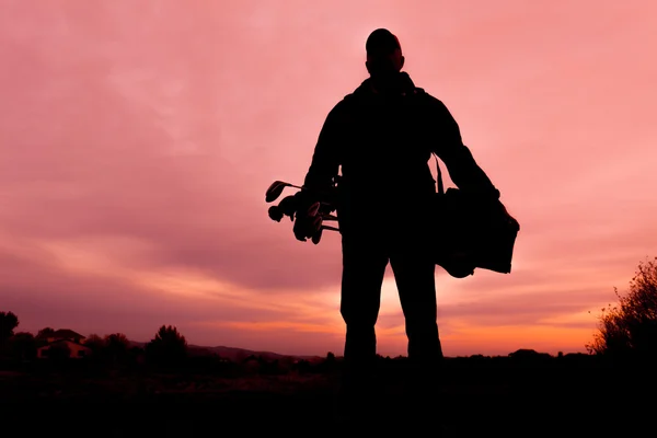 Golfista silueta en la puesta del sol — Foto de Stock