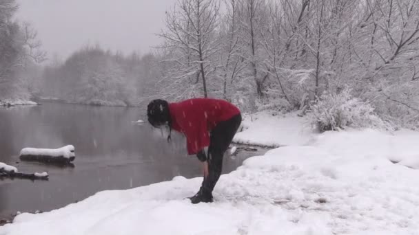 Yoga all'aperto in inverno — Video Stock