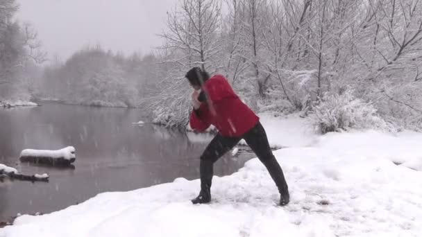 Yoga all'aperto in inverno — Video Stock