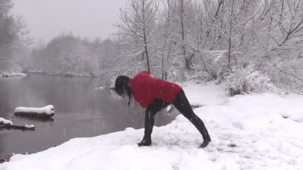 Yoga all'aperto in inverno — Video Stock
