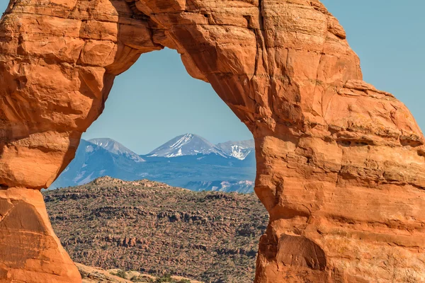 Vista attraverso l'arco delicato — Foto Stock