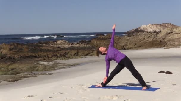 Yoga na praia — Vídeo de Stock