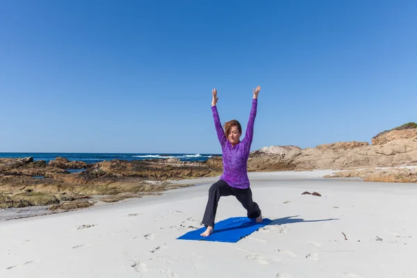 Yoga op het strand — Stockfoto