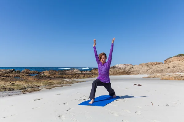 Joga na plaży — Zdjęcie stockowe