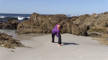 Sahilde yoga.