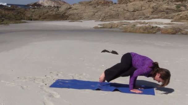 Йога на пляжі — стокове відео