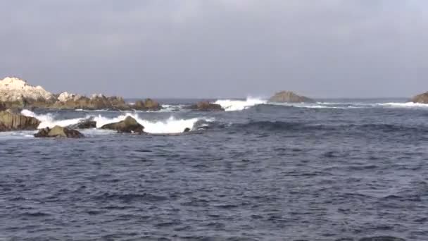WAVs krascha på stenar — Stockvideo