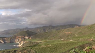 Gökkuşağının üstünde Big Sur California sahil şeridi