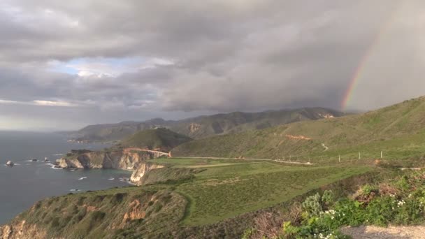 Ουράνιο τόξο πέρα από Καλιφόρνια ακτές Big Sur — Αρχείο Βίντεο