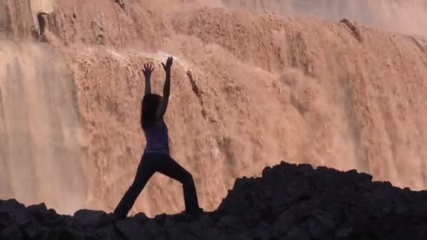 Yoga a Grand Falls Arizona — Video Stock