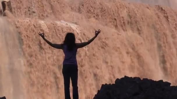 Yoga bij Grand Falls Arizona — Stockvideo