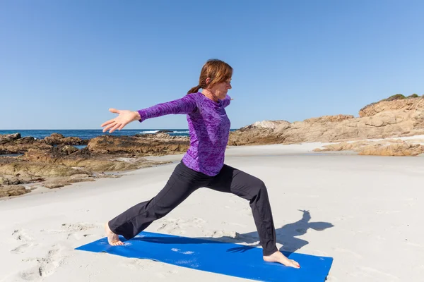 Yoga på stranden — Stockfoto