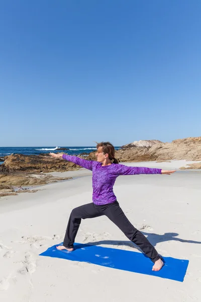 Yoga en la playa —  Fotos de Stock