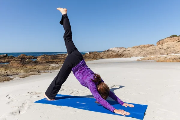 Sahilde yoga. — Stok fotoğraf