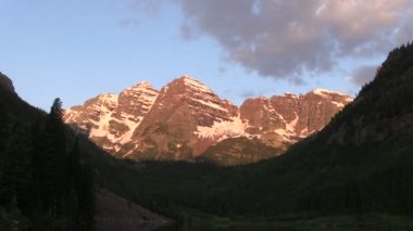 Bordo çan güneş doğarken