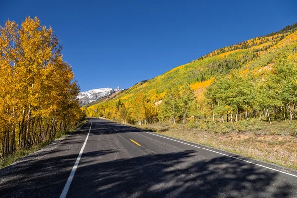 Colorado Highway góra jesienią — Zdjęcie stockowe