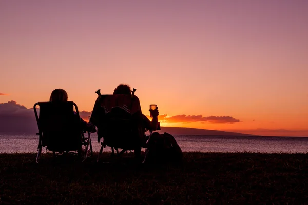 マウイ島の夕日を楽しむ観光客 — ストック写真