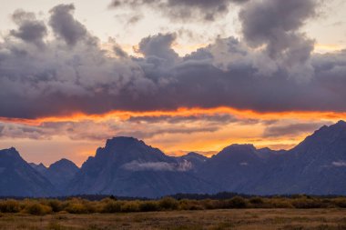 Teton Ulusal Parkı Wyoming 'in üzerinde güzel bir sonbahar günbatımı.