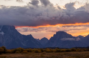 Teton Ulusal Parkı Wyoming 'in üzerinde güzel bir sonbahar günbatımı.