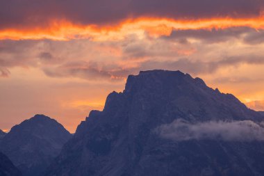 Teton Ulusal Parkı Wyoming 'in üzerinde güzel bir sonbahar günbatımı.