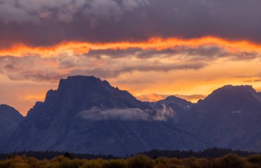 Teton Ulusal Parkı Wyoming 'in üzerinde güzel bir sonbahar günbatımı.